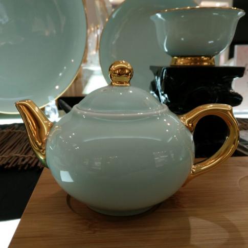 金镶玉青釉茶壶